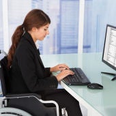 Las nuevas tecnologías permiten trabajar sin desplazarse facilitando la inclusión laboral de discapacitados 