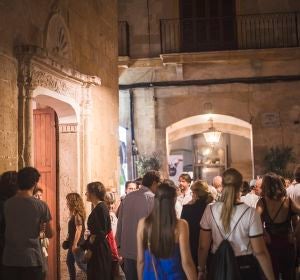 Ciudadanos disfrutando de la Nit de l'art en Palma en 2018 Ciudadanos disfrutando de la Nit de l'art en Palma en 2018