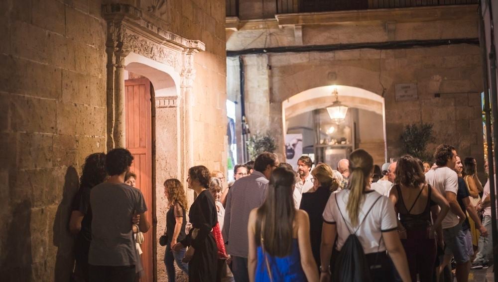 Ciudadanos disfrutando de la Nit de l'art en Palma en 2018 