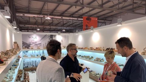 Expositor de una empresa de calzado de Elche en la feria MICAM de Italia.