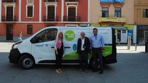 Els regidors Silvia Gómez i Paco Valverde junt amb el director de l´àrea de Medi Ambient de Fobesa, Javier Bartolomé. L´Ordenança de Convivència Ciutadana estipula sancions de fins 3.000 euros per l´incompliment en materia de voluminosos.