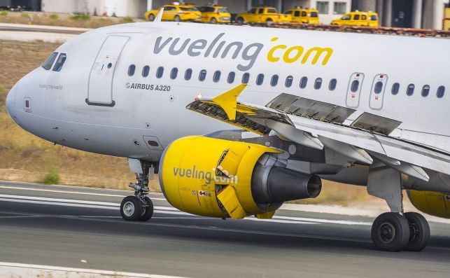 Condenan a Vueling a compensar a una mujer guipuzcoana con esclerosis múltiple por no dejarle volar con su 'scooter' Condenan a Vueling a compensar a una mujer guipuzcoana con esclerosis múltiple por no dejarle volar con su 'scooter'