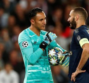 El portero del PSG, Keylor Navas, con su excompañero Karim Benzema. El portero del PSG, Keylor Navas, con su excompañero Karim Benzema.