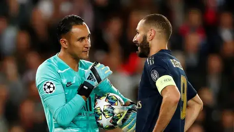 El portero del PSG, Keylor Navas, con su excompañero Karim Benzema. El portero del PSG, Keylor Navas, con su excompañero Karim Benzema.