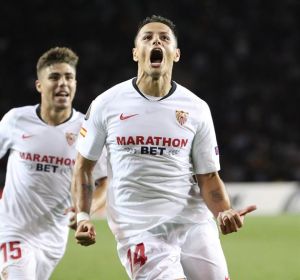 Chicharito celebra un gol con el Sevilla Chicharito celebra un gol con el Sevilla