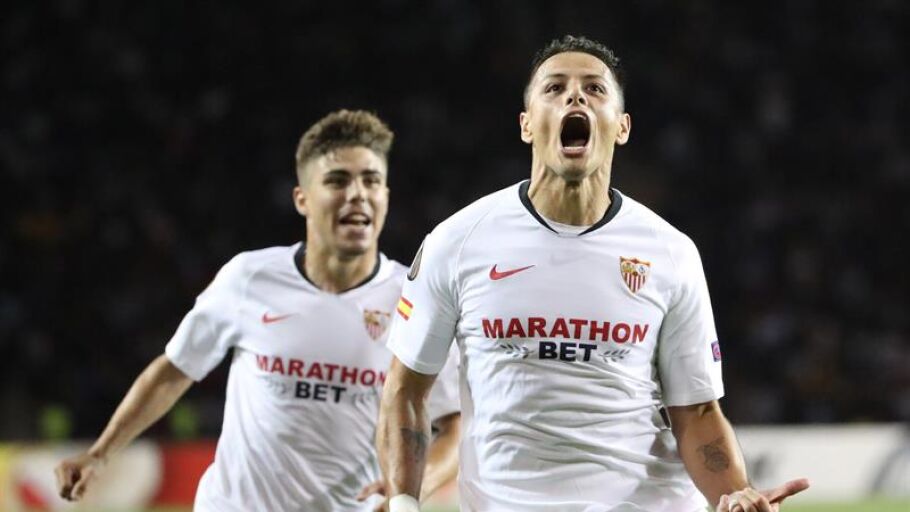 Chicharito celebra un gol con el Sevilla