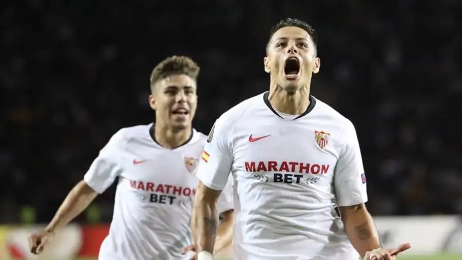 Chicharito celebra un gol con el Sevilla Chicharito celebra un gol con el Sevilla