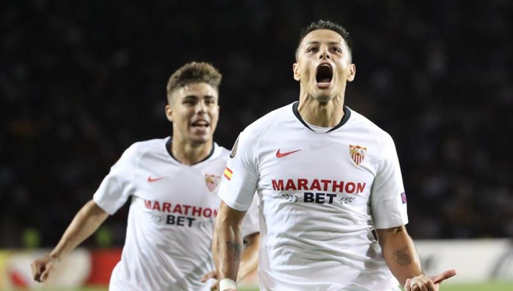 Chicharito celebra un gol con el Sevilla