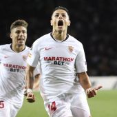Chicharito celebra un gol con el Sevilla