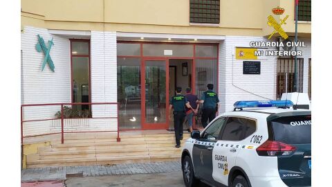 Agentes de la Guardia Civil de Aspe con uno de los detenidos.