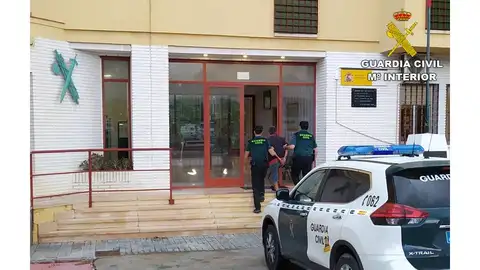 Agentes de la Guardia Civil de Aspe con uno de los detenidos. Agentes de la Guardia Civil de Aspe con uno de los detenidos.