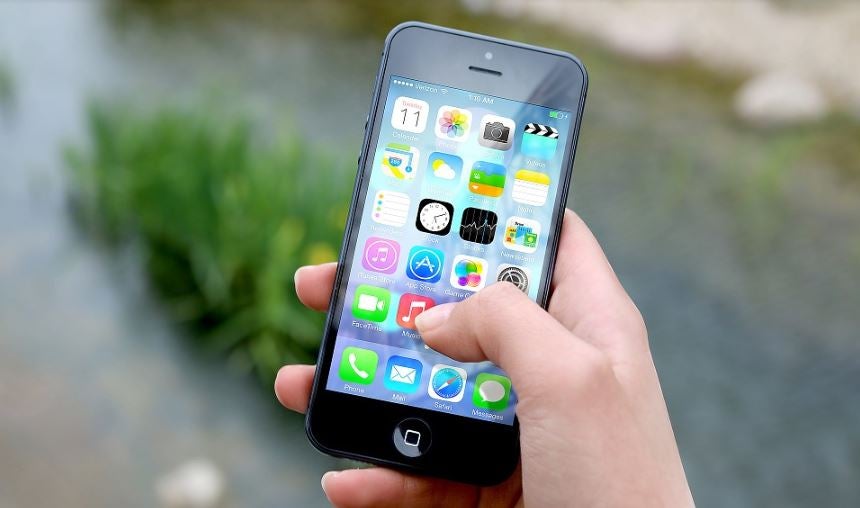 Siri corrige a un presentador de televisión mientras daba el tiempo en directo Siri corrige a un presentador de televisión mientras daba el tiempo en directo