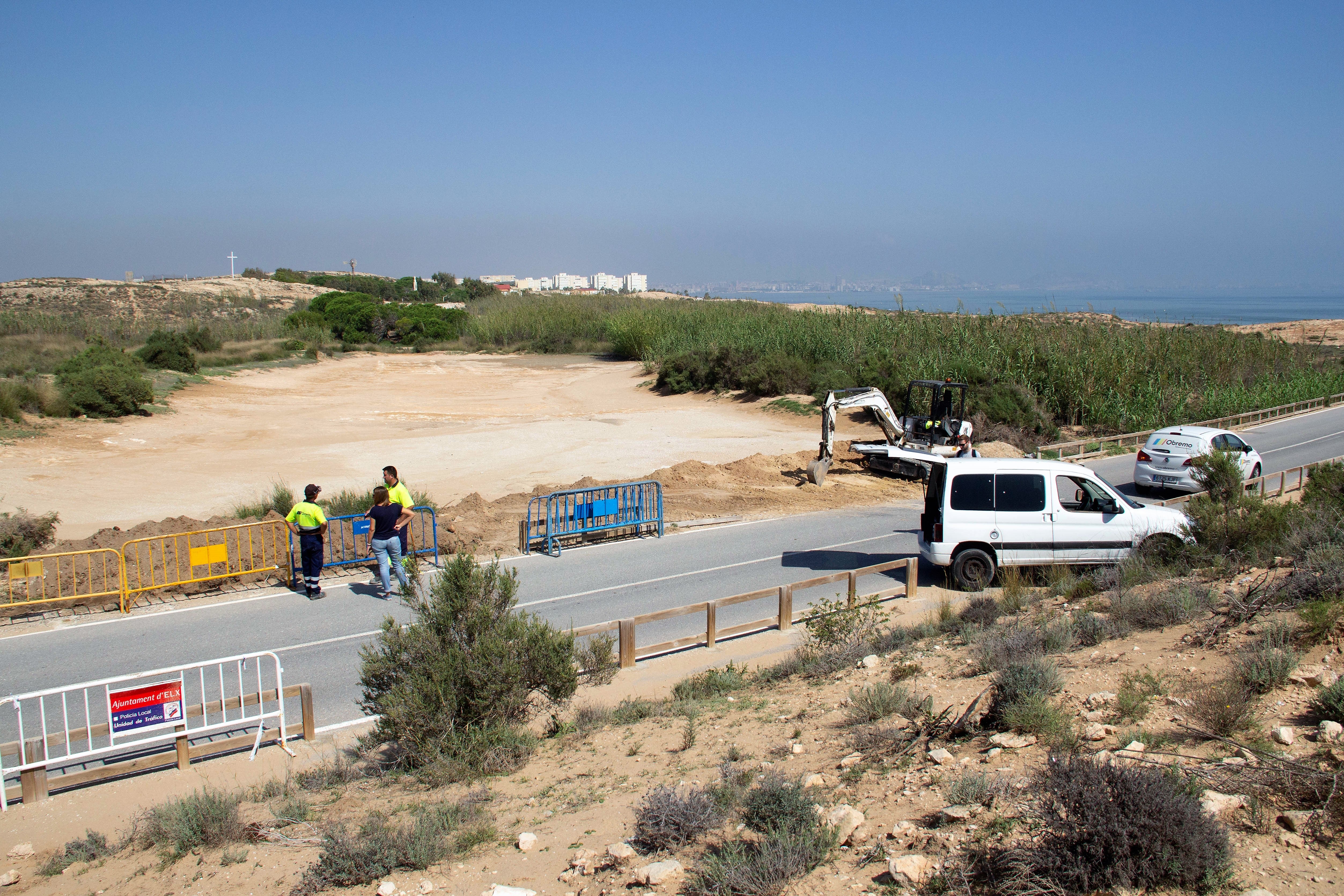 La asociación DUNASS arremete contra el Ayuntamiento de Elche por abrir una zanja de 40 metros en un yacimiento romano junto a la playa de El Altet La asociación DUNASS arremete contra el Ayuntamiento de Elche por abrir una zanja de 40 metros en un yacimiento romano junto a la playa de El Altet