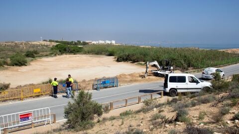 Trabajos para acometer la zanja denunciada por la asociaci&oacute;n DUNASS.