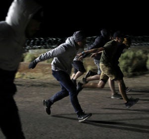 Personas haciendo la 'Naruto run' delante del Área 51 Personas haciendo la 'Naruto run' delante del Área 51