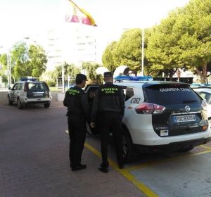 Agentes de la Guardia Civil con el detenido acusado de robar en Novelda. Agentes de la Guardia Civil con el detenido acusado de robar en Novelda.