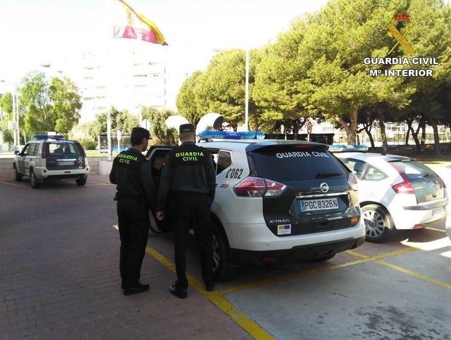 La Guardia Civil detiene en Hellín a un hombre por el robo hace un año de los teléfonos móviles a tres menores en Novelda La Guardia Civil detiene en Hellín a un hombre por el robo hace un año de los teléfonos móviles a tres menores en Novelda