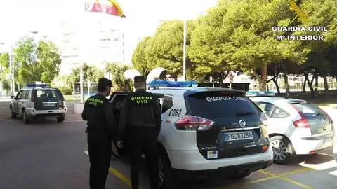 Agentes de la Guardia Civil con el detenido acusado de robar en Novelda. Agentes de la Guardia Civil con el detenido acusado de robar en Novelda.