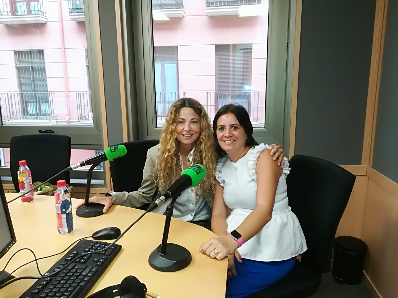 Entrevistamos Ángela Becerra, autora de "Algún día hoy", editorial Planeta Entrevistamos Ángela Becerra, autora de "Algún día hoy", editorial Planeta