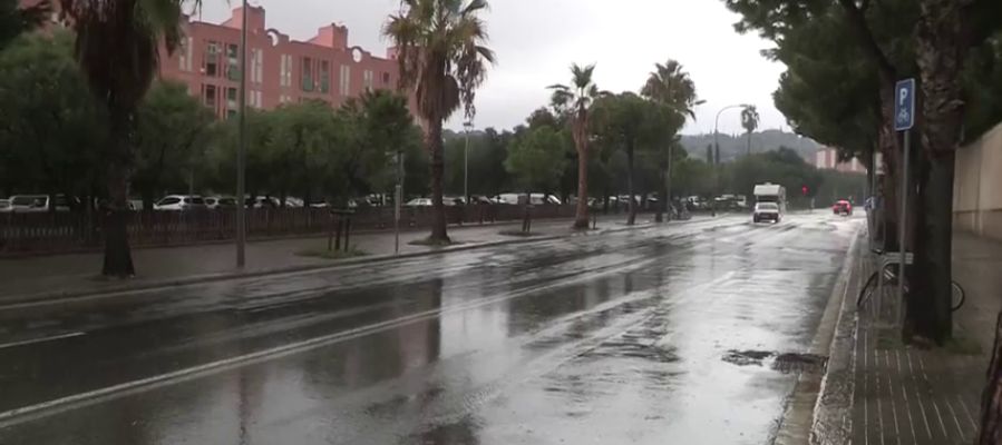 Los bomberos realizan más de un centenar de servicios por las fuertes lluvias caídas en Barcelona Los bomberos realizan más de un centenar de servicios por las fuertes lluvias caídas en Barcelona