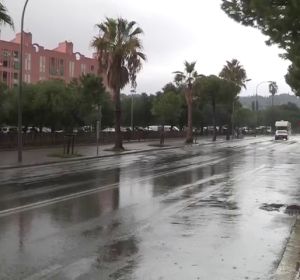 Los bomberos realizan más de un centenar de servicios por las fuertes lluvias caídas en Barcelona Los bomberos realizan más de un centenar de servicios por las fuertes lluvias caídas en Barcelona