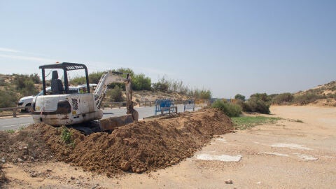 M&aacute;quina retroexcavadora en la zona del yacimiento romano de la playa de El Altet de Elche.