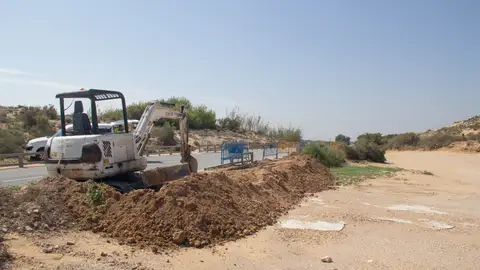 Máquina retroexcavadora en la zona del yacimiento romano de la playa de El Altet de Elche. Máquina retroexcavadora en la zona del yacimiento romano de la playa de El Altet de Elche.