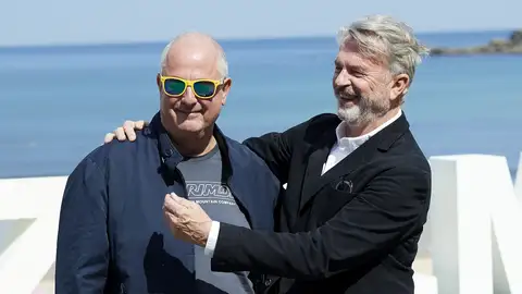 Sam Neill y Roger Michell bromean con los fotógrafos en el photocall del Festival de San Sebastián Son el protagonista y el director de 'Blackbird' ('La decisión'), la película inaugural de 2019