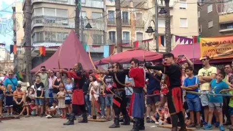 Exhibición de lanzamiento con arco en el mercado medieval de Crevillent. Exhibición de lanzamiento con arco en el mercado medieval de Crevillent.