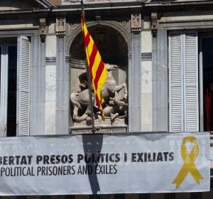 Imagen de la pancarta y el lazo amarillo de la Generalitat Imagen de la pancarta y el lazo amarillo de la Generalitat
