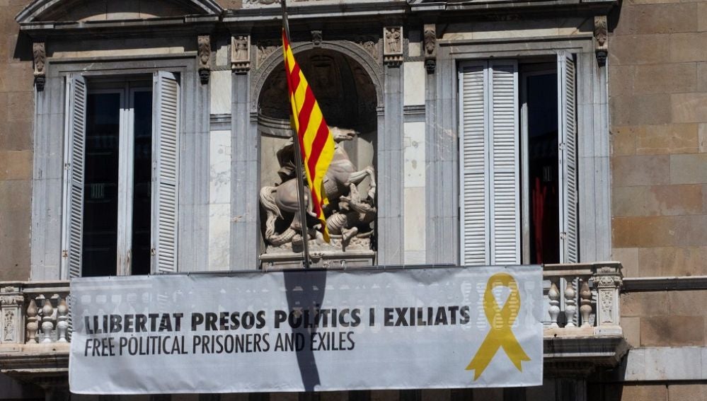 Imagen de la pancarta y el lazo amarillo de la Generalitat