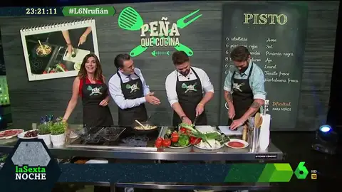 Rufián inaugura 'Peña que cocina' con mucho humor: "Entre la butifarra y el jamón, siempre jamón" Rufián inaugura 'Peña que cocina' con mucho humor: "Entre la butifarra y el jamón, siempre jamón"