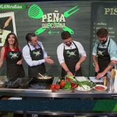 Rufián inaugura 'Peña que cocina' con mucho humor: "Entre la butifarra y el jamón, siempre jamón"