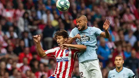 El jugador del Atlético de Madrid Joao Félix (i), disputa un balón con Rafinha Alcántara El jugador del Atlético de Madrid Joao Félix (i), disputa un balón con Rafinha Alcántara