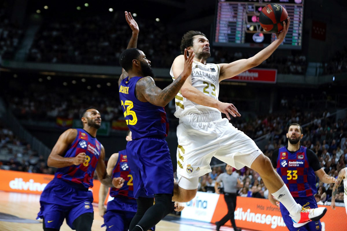 El Real Madrid anula el 'efecto Mirotic' y repite el título de la Supercopa El Real Madrid anula el 'efecto Mirotic' y repite el título de la Supercopa