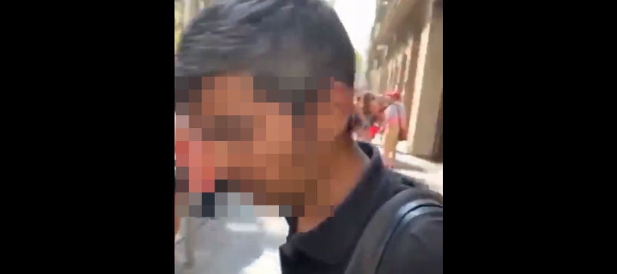 Un hombre reparte collejas en Barcelona Un hombre reparte collejas en Barcelona