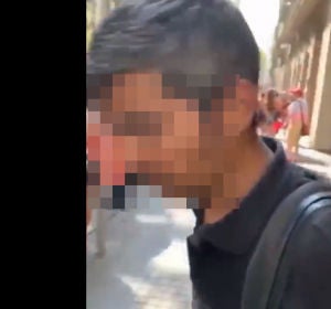 Un hombre reparte collejas en Barcelona Un hombre reparte collejas en Barcelona