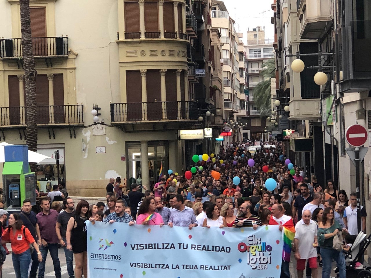 Alrededor de un millar de personas gritan en Elche por la igualdad real del colectivo LGTBI Alrededor de un millar de personas gritan en Elche por la igualdad real del colectivo LGTBI