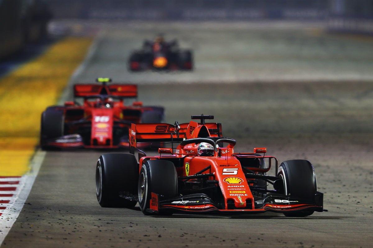 Vettel logra en Singapur la primer victoria de la temporada; Sainz se queda fuera de los puntos Vettel logra en Singapur la primer victoria de la temporada; Sainz se queda fuera de los puntos