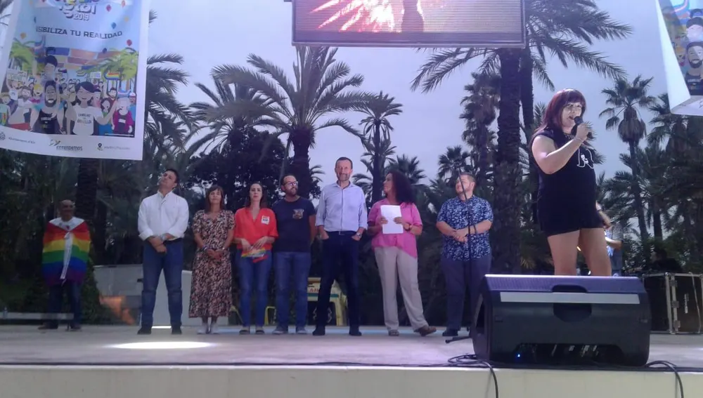 Acto tras el desfile del Orgullo LGTBI 2019 en Elche.