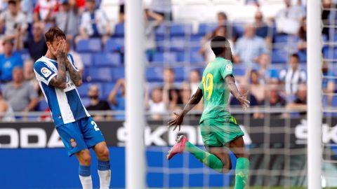 El jugador de la Real Sociedad Alexander Isak (d) celebra un gol durante el partido ante el RCD Espanyol,
