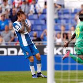 El jugador de la Real Sociedad Alexander Isak (d) celebra un gol durante el partido ante el RCD Espanyol,