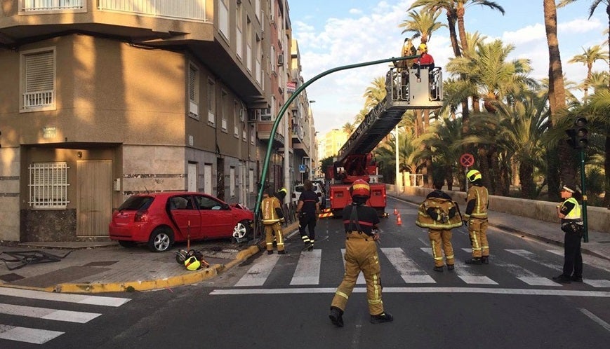 Dos accidentes de circulación en Elche se saldan con daños materiales y atestado por alcoholemia de la Policía Local Dos accidentes de circulación en Elche se saldan con daños materiales y atestado por alcoholemia de la Policía Local