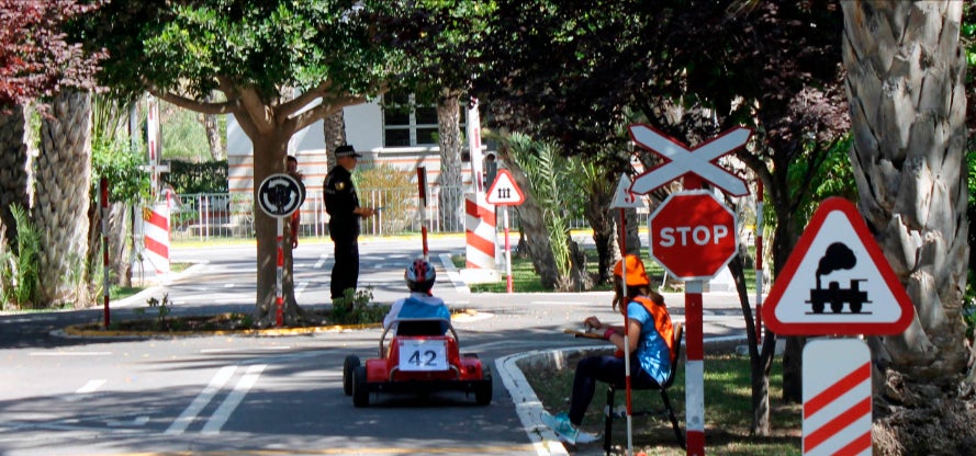 La caravana ODS de la Fundación Mapfre llega a Elche para enseñar a niños de 8 a 12 años como desplazarse de forma segura y sostenible La caravana ODS de la Fundación Mapfre llega a Elche para enseñar a niños de 8 a 12 años como desplazarse de forma segura y sostenible