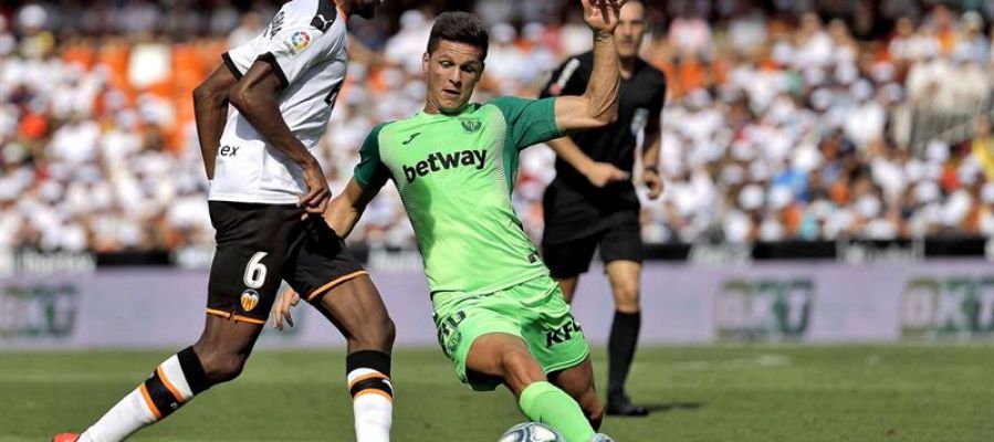 El jugador Kondogbia del Valencia, disputa el balón con el jugador Guido Carrillo del Leganés, El jugador Kondogbia del Valencia, disputa el balón con el jugador Guido Carrillo del Leganés,