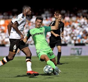 El jugador Kondogbia del Valencia, disputa el balón con el jugador Guido Carrillo del Leganés, El jugador Kondogbia del Valencia, disputa el balón con el jugador Guido Carrillo del Leganés,