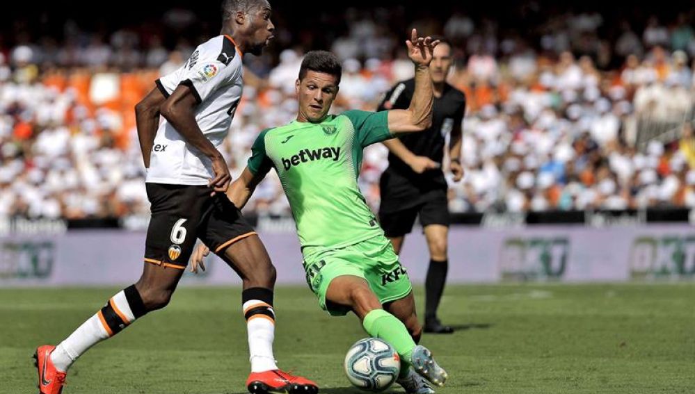 El jugador Kondogbia del Valencia, disputa el balón con el jugador Guido Carrillo del Leganés, 