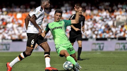 El jugador Kondogbia del Valencia, disputa el bal&oacute;n con el jugador Guido Carrillo del Legan&eacute;s, 