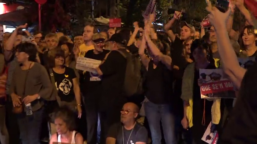 Independentistas protestan a las puertas de las comandancias de la Guardia Civil en Cataluña Independentistas protestan a las puertas de las comandancias de la Guardia Civil en Cataluña