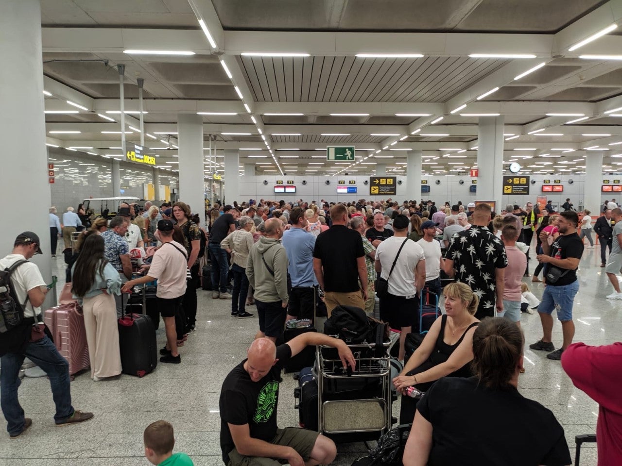 El Govern pide a Delegación del Gobierno y Aena más refuerzo policial en el aeropuerto de Palma El Govern pide a Delegación del Gobierno y Aena más refuerzo policial en el aeropuerto de Palma